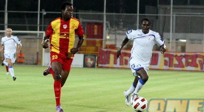 אפא אמברוז (משמאל). אזולאי: &qout;הא שחקן צעיר ועוד ילמד&qout; (יניב גונן) אפא אמברוז (משמאל). אזולאי: &qout;הא שחקן צעיר ועוד ילמד&qout; (יניב גונן)