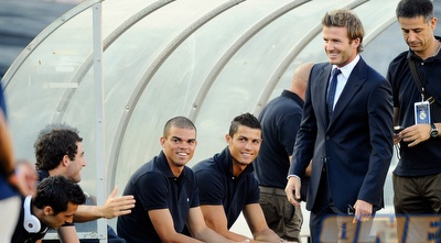 דייויד בקהאם וכריסטיאנו רונאלדו מחוייכים לפני שריקת הפתיחה (GettyImages) דייויד בקהאם וכריסטיאנו רונאלדו מחוייכים לפני שריקת הפתיחה (GettyImages)