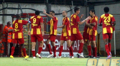 שחקני אשדוד חוגגים את השער הראשון (יניב גונן) שחקני אשדוד חוגגים את השער הראשון (יניב גונן)