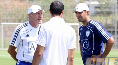 לואיס פרננדז משוחח עם גיא לוזון (יניב גונן)