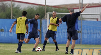 עומר גולן ומגמדוב באימון. כוחו של עוזר המאמן עדיין במותניו(שי לוי)