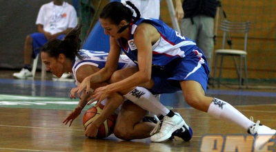 לייני סלווין נאבקת על כדור הערב בזיסמן (יניב גונן)