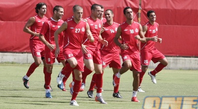 שחקני הפועל ת&qout;א באימון ריצה (רועי גלדסטון)