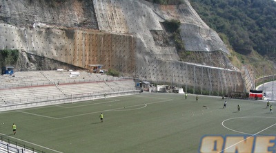 המגרש בקראקס. מלא בחלודה