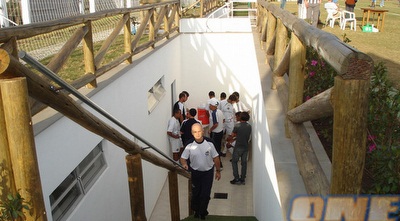 הדרך לחדרי ההלבשה באצטדיון. עץ מלא