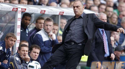 אברהם גרנט מחזיר כדור מהספסל של ווסטהאם (רויטרס) אברהם גרנט מחזיר כדור מהספסל של ווסטהאם (רויטרס)