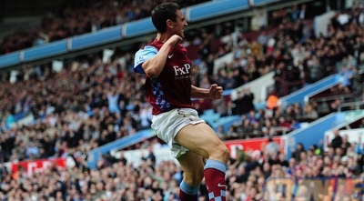 דאונינג חוגג עם האוהדים בווילה-פארק (GettyImages) דאונינג חוגג עם האוהדים בווילה-פארק (GettyImages)