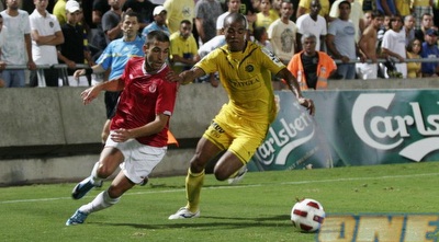 שכטר מול ניבאלדו. החלוץ עשה כאבי ראש גדולים לבלם מכבי (רועי גלדסטון)