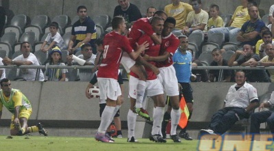 דגלאס דה סילבה חוגג עם החברים. &qout;מרוב שמחה לא ידעתי לאן לרוץ&qout; (רועי גלדסטון)