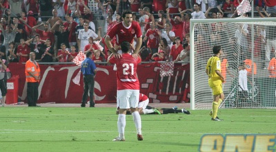 חגיגות של הפועל ת&qout;א בסיום הניצחון מול מכבי (ליאור טימור)