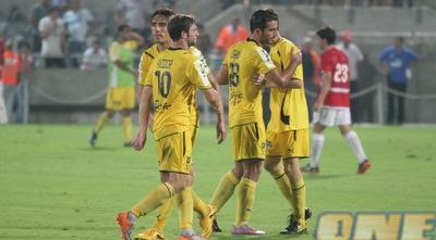 מנחמים זה את זה. שחקני מכבי בסיום המשחק (ליאור טימור)