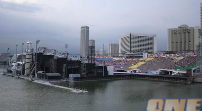 המגרש במארינה ביי מתכונן לטקס הפתיחה של המשחקים האולימפיים לנוער (בן פרידמן)