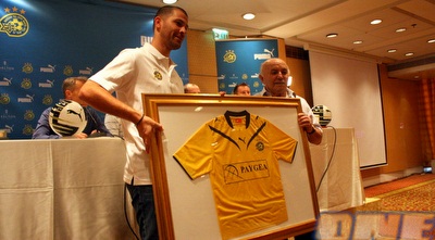 נמני מעניק לעמנואל שפר חולצה של מכבי (יניב גונן)