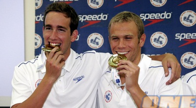 ברנע ונבו בודקים את אותנטיות המדליות (דרור עינב)