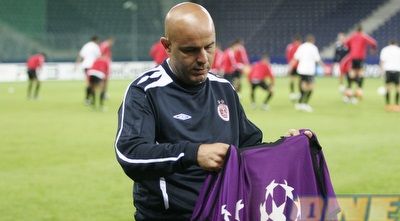 יוסי אבוקסיס בוחן את גופיות האימון של הצ´מפיונס (רועי גלדסטון) יוסי אבוקסיס בוחן את גופיות האימון של הצ´מפיונס (רועי גלדסטון)