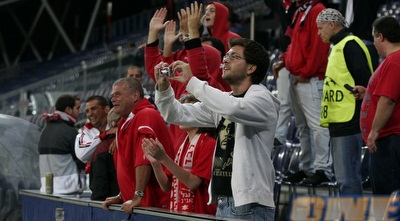 אוהדי הפועל ת&qout;א. לפחות בינתיים הם נהנים (רועי גלדסטון) אוהדי הפועל ת&qout;א. לפחות בינתיים הם נהנים (רועי גלדסטון)