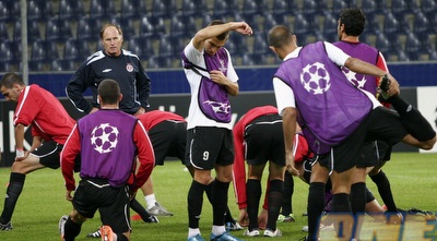 האדומים מתחממים לקראת זלצבורג (רועי גלדסטון) האדומים מתחממים לקראת זלצבורג (רועי גלדסטון)