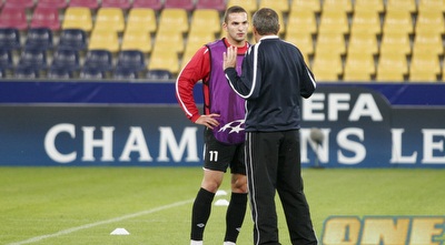 אלי גוטמן ובן סהר. המהירות של החלוץ מול ההגנה האיטית של האוסטרים (רועי גלדסטון)