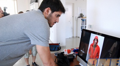 כספי בודק במחשב איך יצאה התמונה שלו (שי לוי) כספי בודק במחשב איך יצאה התמונה שלו (שי לוי)