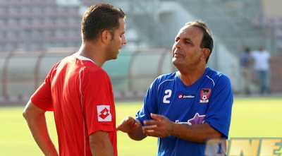 חיים לוי בשיחה עם טל חן. יחסר שלושה שחקנים התקפה מול ק&qout;ש (עמית מצפה)