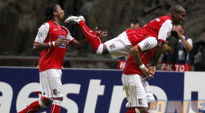 בראגה חוגגת מול סביליה (רויטרס)