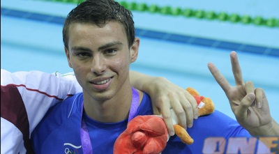 טומרקין מצביע על מספר המדליות בהן זכה במשחקים (בן פרידמן) טומרקין מצביע על מספר המדליות בהן זכה במשחקים (בן פרידמן)