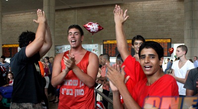 אוהדי גלבוע/גליל בנמל התעופה (יניב גונן) אוהדי גלבוע/גליל בנמל התעופה (יניב גונן)