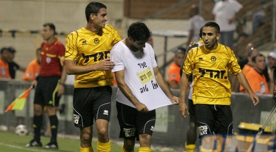 חן עזרא (במרכז). חתם לשנתיים נוספות (שי לוי) חן עזרא (במרכז). חתם לשנתיים נוספות (שי לוי)