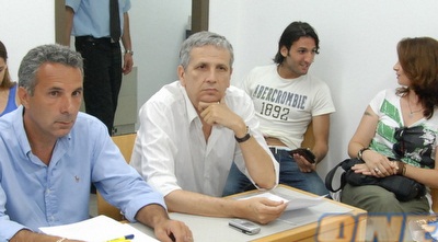 עופר אורליצקי ואנשי הבקרה. &qout;לא רוצה לראות בוסים שבאים והולכים&qout; (שי לוי)