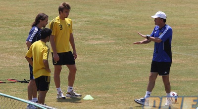 מלמיליאן משוחח עם ריקן וקוזוקין שמחלימים מפציעות (גיא בן זיו) מלמיליאן משוחח עם ריקן וקוזוקין שמחלימים מפציעות (גיא בן זיו)