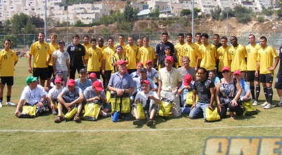 דיירי עמותת &qout;אגודת עמי&qout; במהלך הביקור באימון הבוקר של בית&qout;ר ירושלים דיירי עמותת &qout;אגודת עמי&qout; במהלך הביקור באימון הבוקר של בית&qout;ר ירושלים