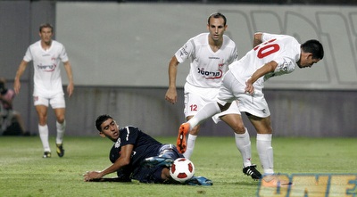 מרואן קבהא גולש לרגליו של דוד רביבו (שי לוי) מרואן קבהא גולש לרגליו של דוד רביבו (שי לוי)