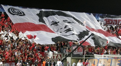 אוהדי הפועל בבלומפילד. תמונה שנראה גם בשלב הבתים (שי לוי)