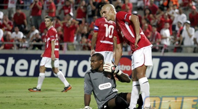 דה סילבה ואניימה לאחר השער העצמי שכבש הבלם מול זלצבורג במוקדמות הצ´מפיונס (דרור עינב)