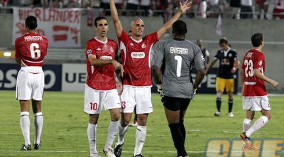 אניימה, דה סילבה ובאדיר חוגגים עליה לשלב הבתים של הצ&acute;מפיונס (שי לוי)