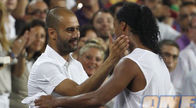 רונאלדיניו וגוארדיולה בקאמפ נואו. זלאטן מתקרב למילאנו (רויטרס)