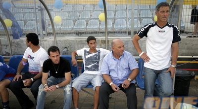 בני טבק והספסל של הרצליה. נקלעו לפיגור (דרור עינב)