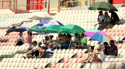 האוהדים הגיעו מצויידים מהבית עם שמשיות (משה חרמון)