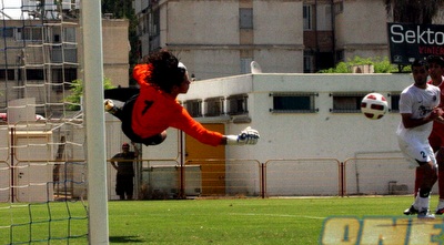 אנגלשטיין מזנק. משחק מצויין לשוער האשדודי (משה חרמון)