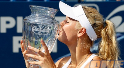 ווזניאקי מנשקת את הגביע (רויטרס)