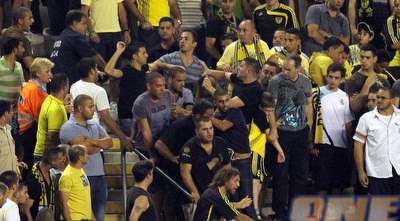 מכות ביציע בית&qout;ר (דרור עינב)