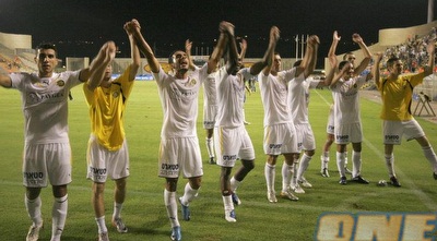 שחקני מכבי ת&qout;א מודים לקהל. לאוהדים כבר יש ציפיות (דרור עינב) שחקני מכבי ת&qout;א מודים לקהל. לאוהדים כבר יש ציפיות (דרור עינב)