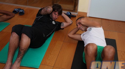 תום אלמדון ואלכסנדר זהבי עושים קצת כפיפות בטן (עמית מצפה) תום אלמדון ואלכסנדר זהבי עושים קצת כפיפות בטן (עמית מצפה)