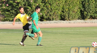 שלומי אזולאי דוהר לעבר השער (עמית מצפה)