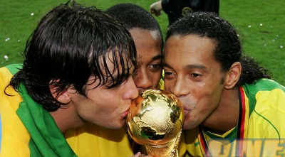 השלישייה שתצפה במונדיאל מהבית. קאקה, רוביניו ורונלאדיניו