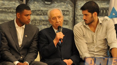 עומרי כספי, אלן יוסטון וביניהם: הנשיא, שמעון פרס (גיא איזנר)