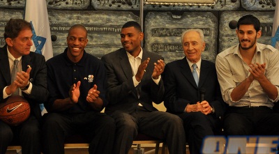 כוכבי העבר וכספי במהלך הפגישה עם שמעון פרס (גיא איזנר)