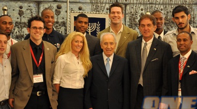 המשלחת, כספי ונשיא המדינה, שמעון פרס, בתמונה למזכרת (גיא איזנר)