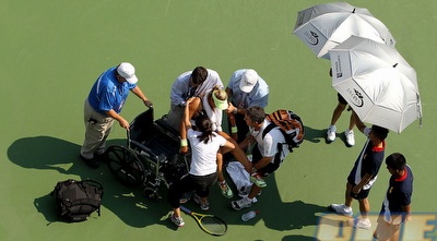 הצוות הטיפולי מטפל באזרנקה (GettyImages)