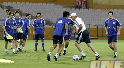 לואיס פרננדז פעיל באימון.  (שי לוי)